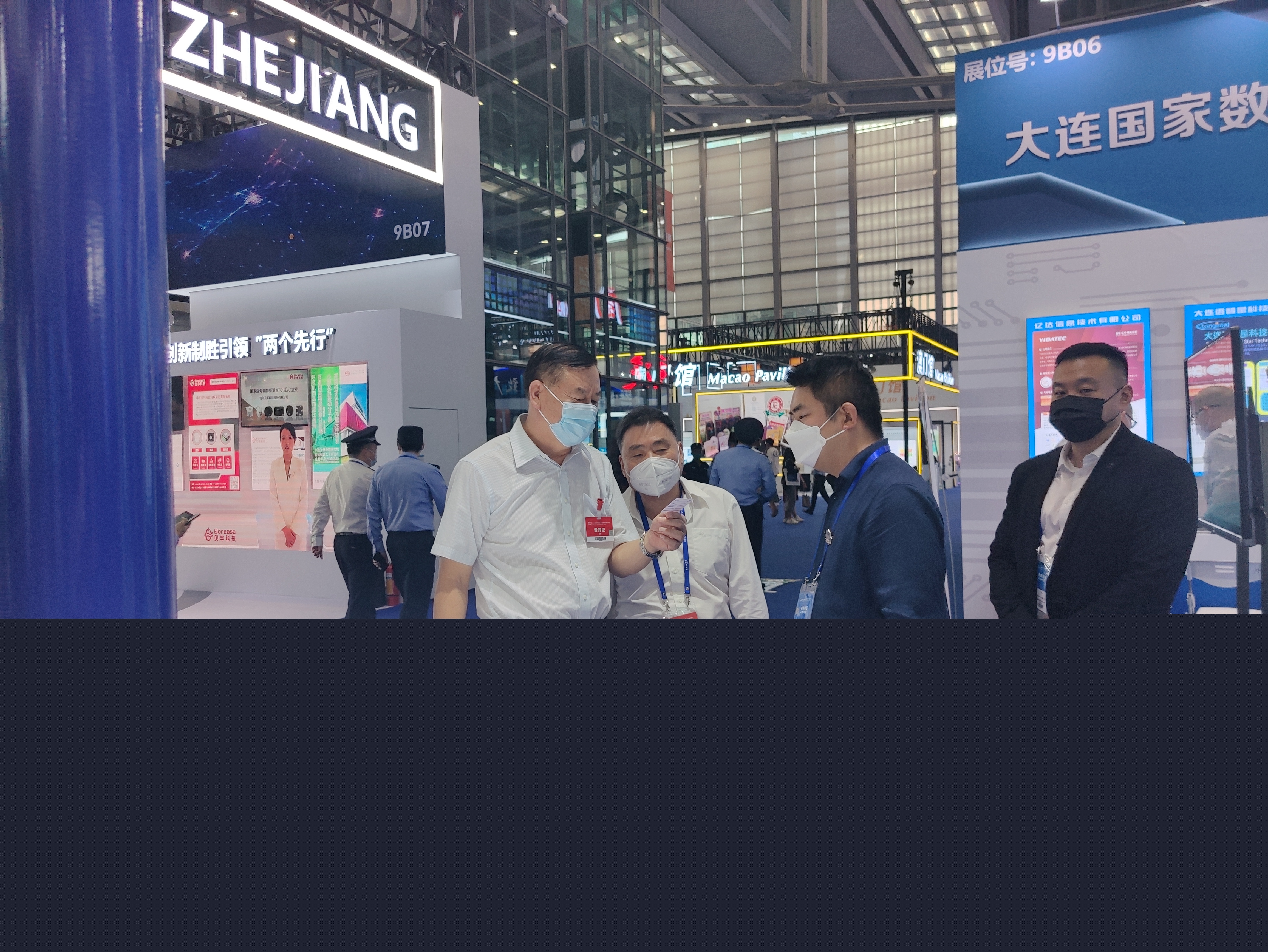 大連科技局領導來我公司展位了解參展產品